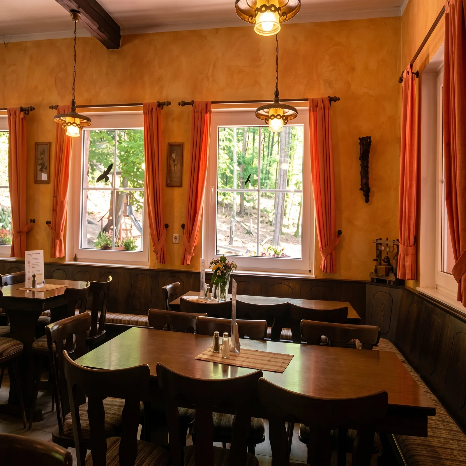 Gaststube und Zimmer im Naturfreundehaus Edenkoben
